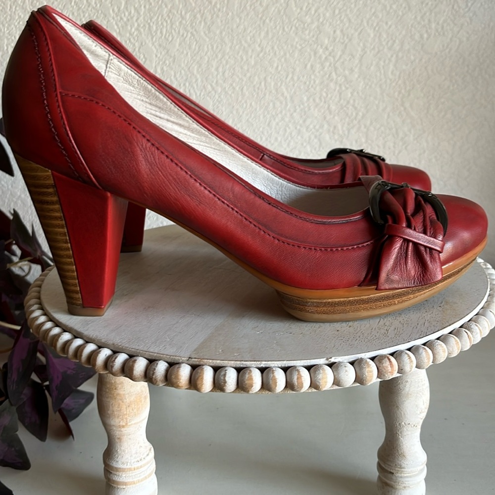 Comfortable by Blondo Red leather pumps NEW Size 10
